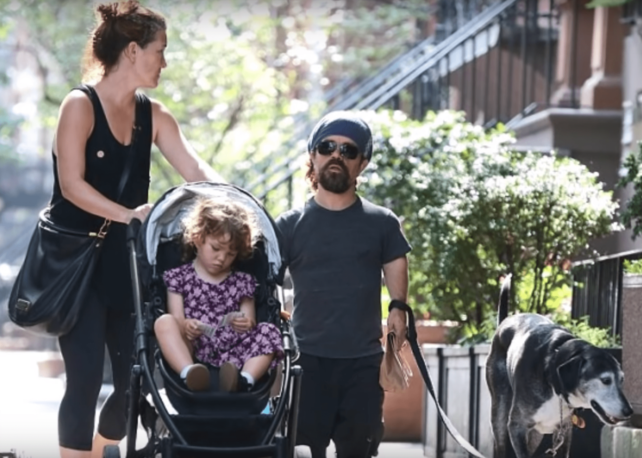 Peter Dinklage avec sa famille. | Source : YouTube/Ajax Peter Dinklage avec sa famille. | Source : YouTube/Ajax