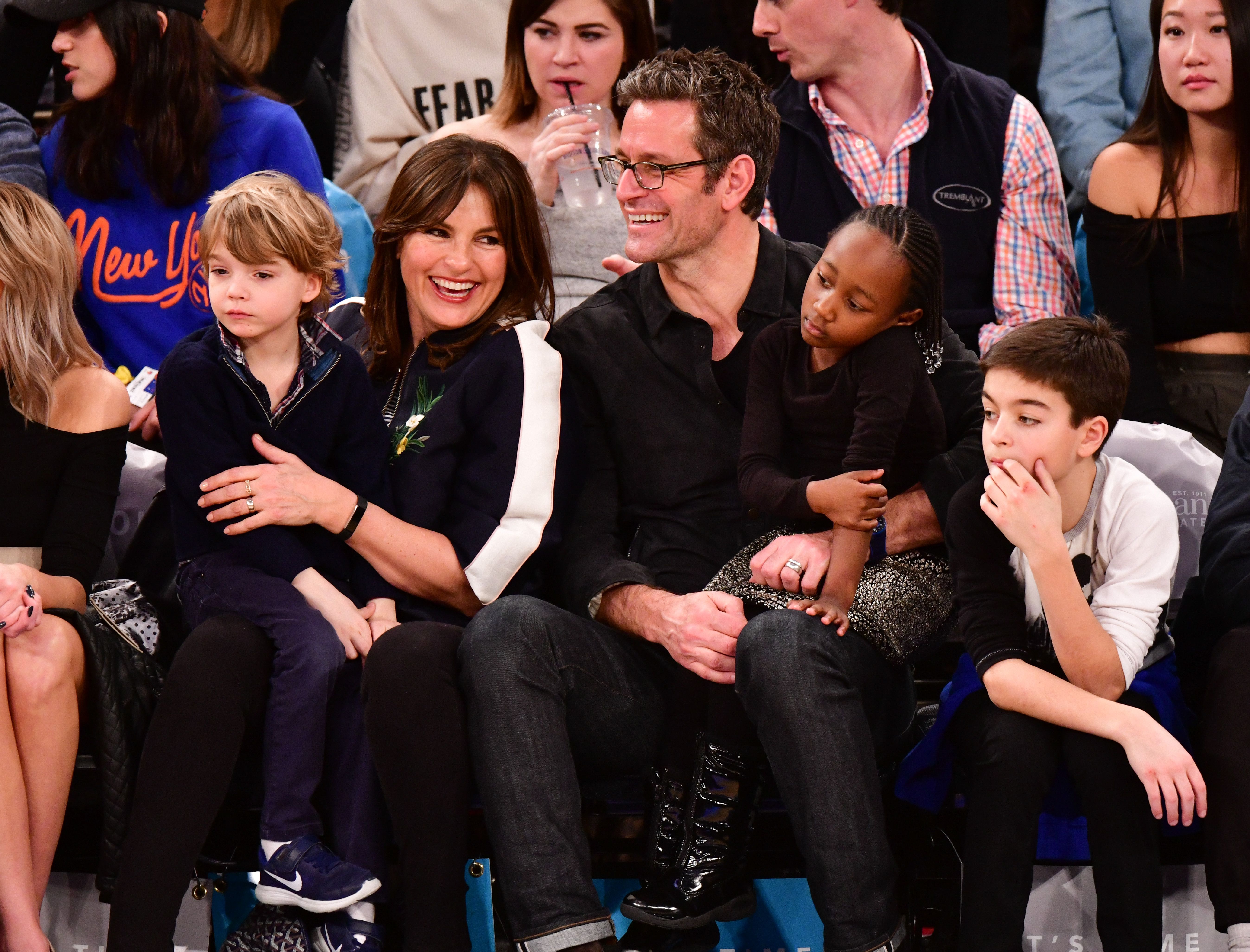Mariska Hargitay and Peter Hermann sit courtside with their children during an NBA game on February 24, 2018 | Source: Getty Images