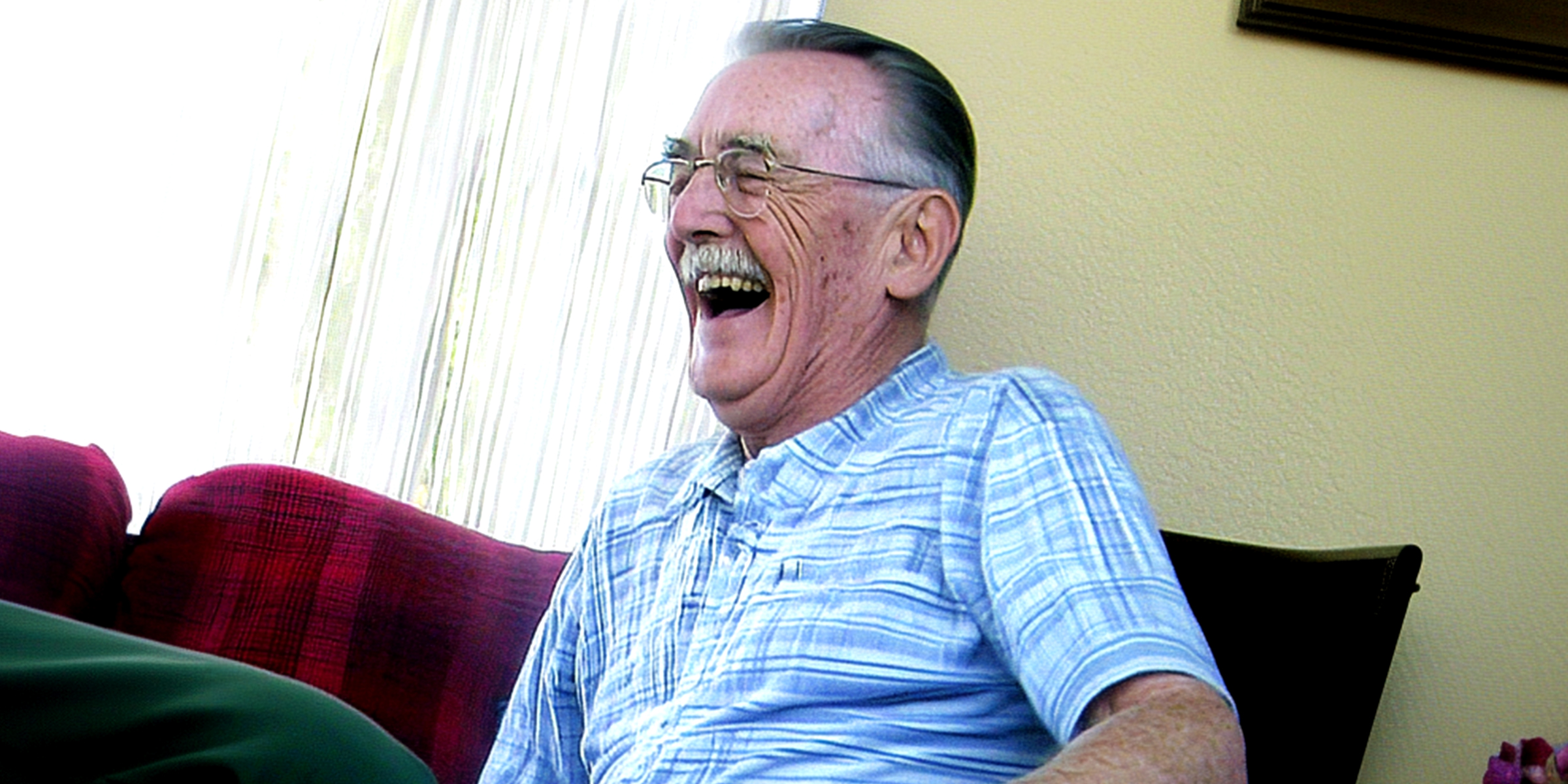 An elderly man laughing | Source: Amomama