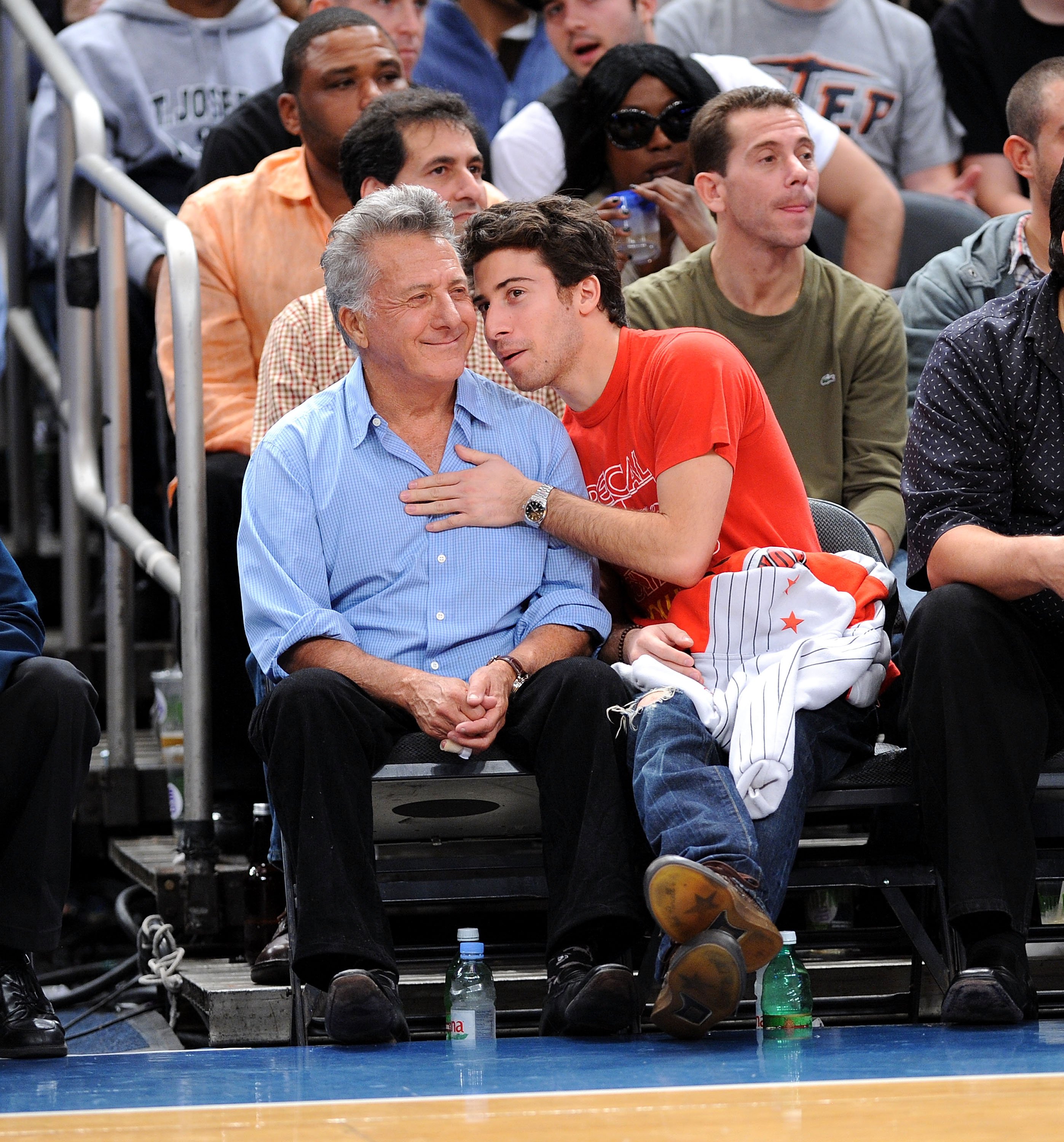 Dustin and Jake Hoffman at the Philadelphia 76ers game against the New York Knicks at Madison Square Garden on October 31, 2009, in New York City | Source: Getty Images