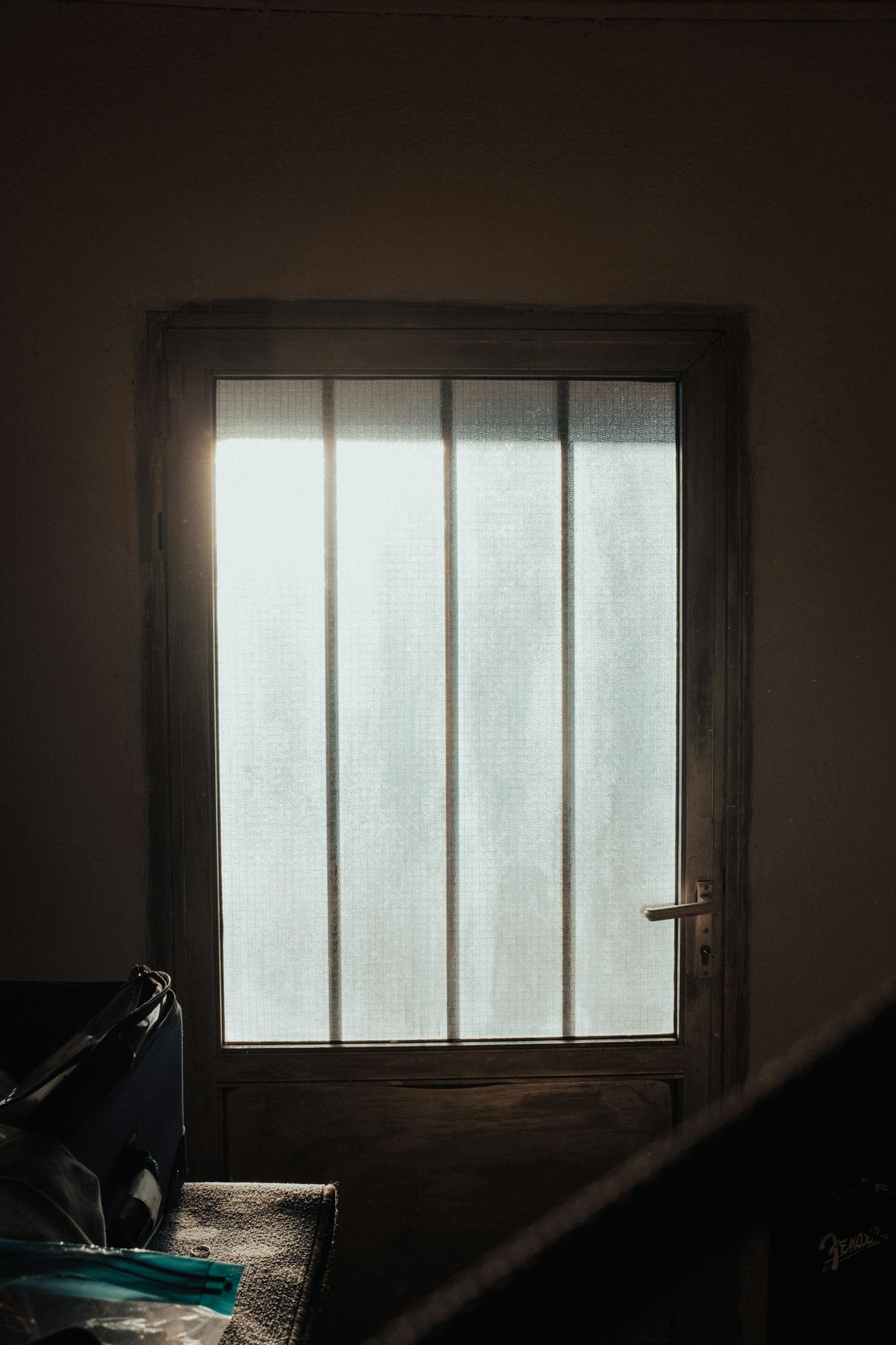 A closed door from the inside | Source: Pexels
