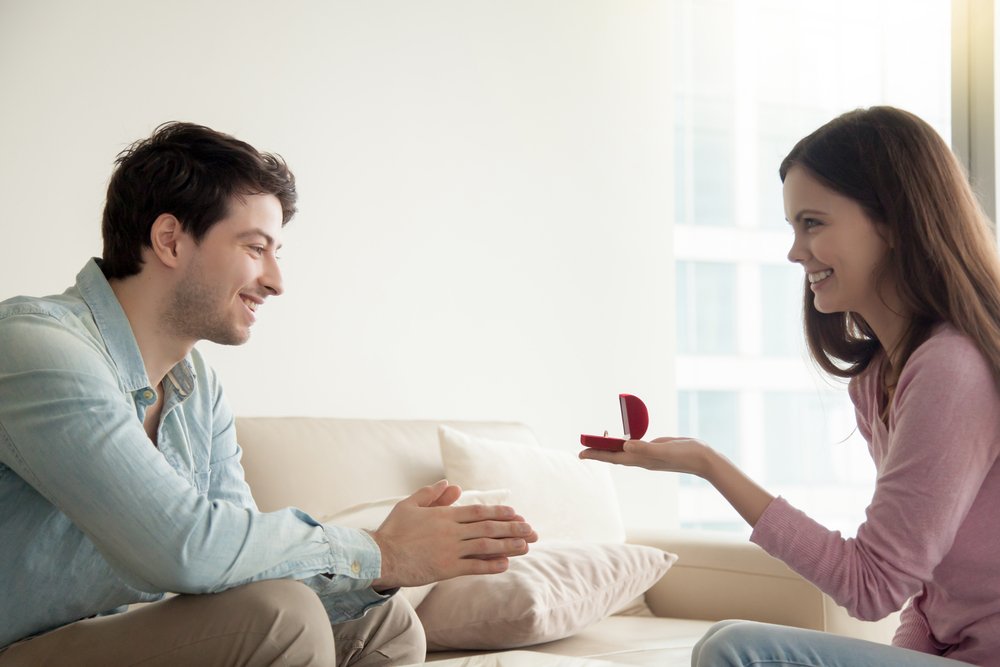 Junge Frau, die eine Schachtel mit Verlobungsring hält. I Quelle: Shutterstock
