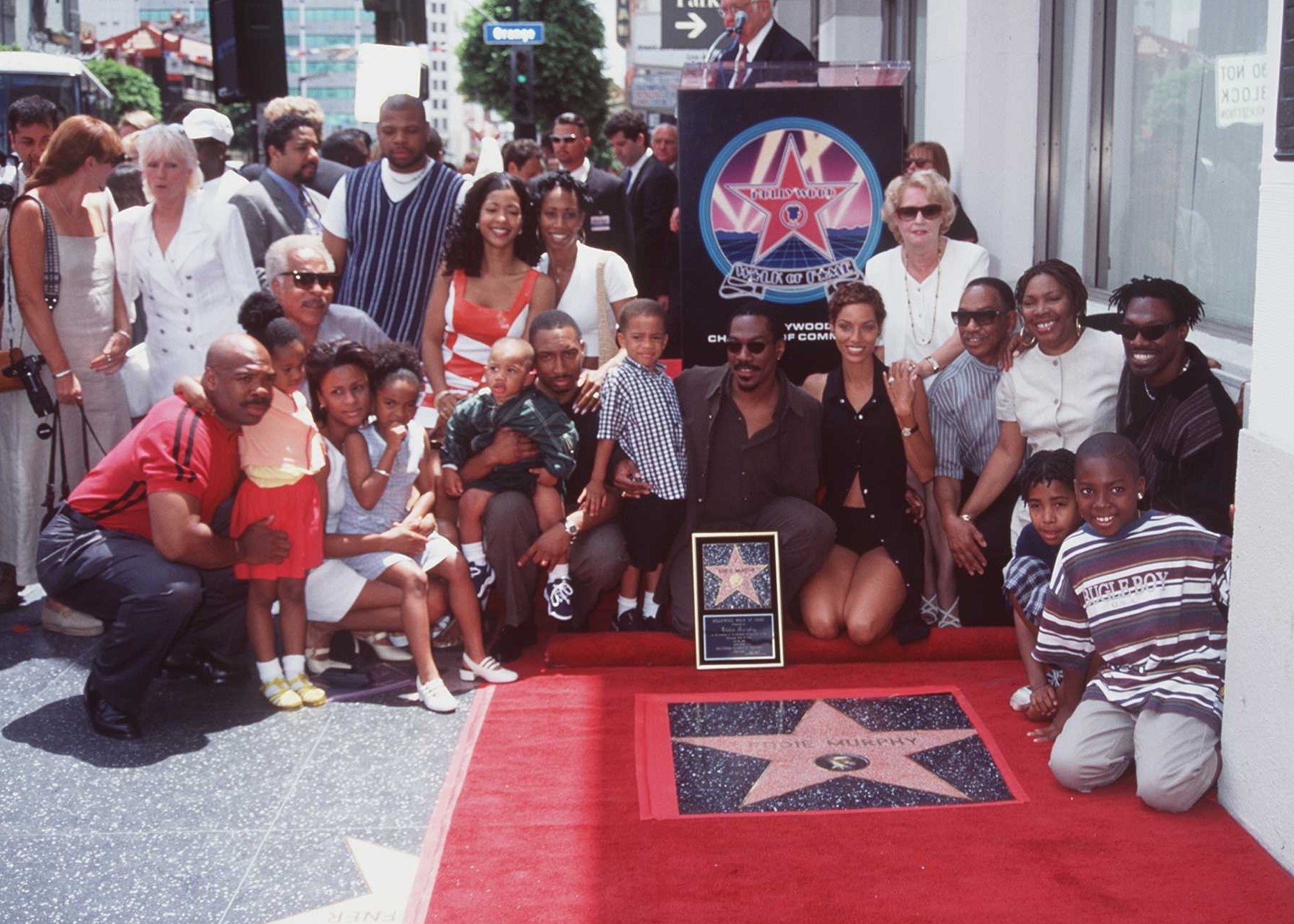 Eddie Murphy, eşi Nicole ve ebeveynleri Lillian ve Vernon Lynch ve ailesiyle 26 Haziran 1996'da Hollywood, Caiforina'da.  |  Kaynak: Getty Images