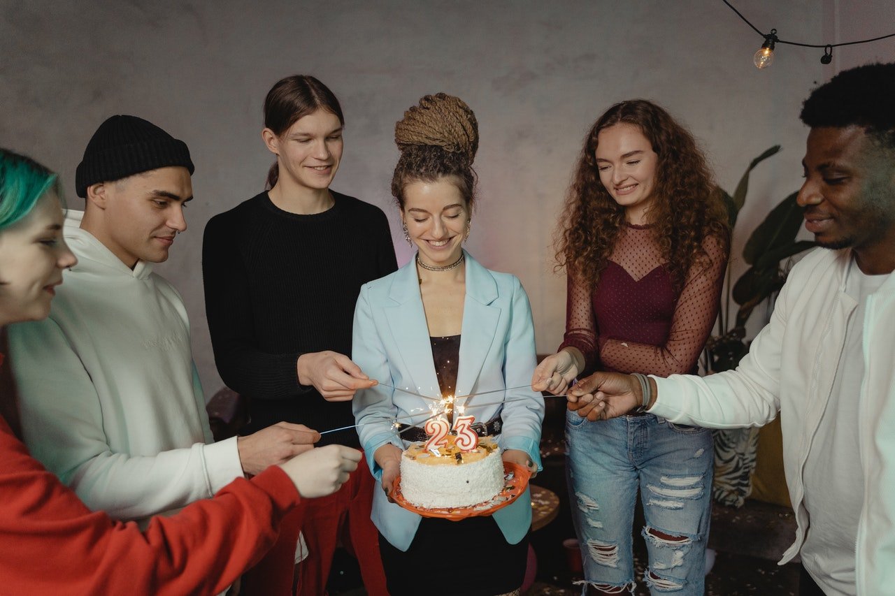 Woman and her loved ones celebrating her birthday | Photo: Pexels