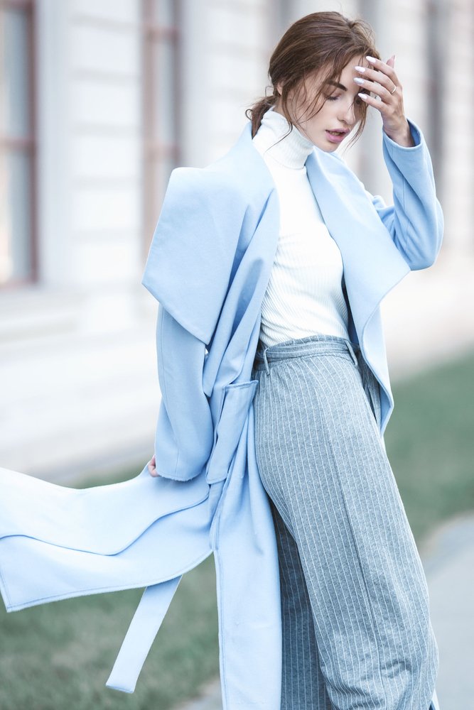 Modelo femenina luciendo un abrigo de color azul cielo. I Foto: Shutterstock. Modelo femenina luciendo un abrigo de color azul cielo. I Foto: Shutterstock.