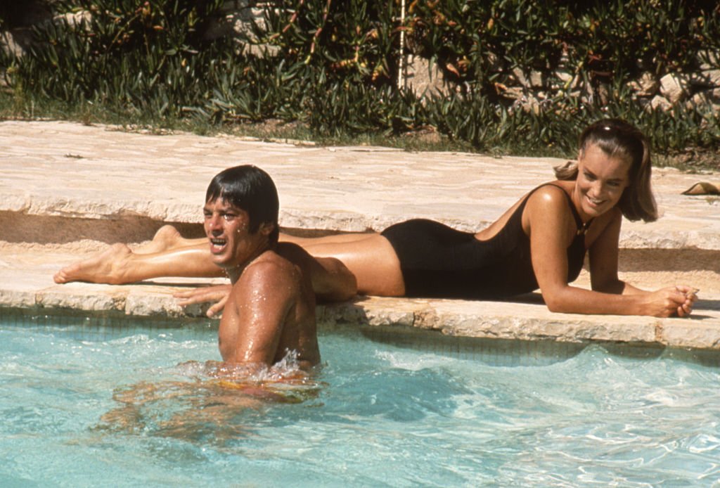 Alain Delon et Romy Schneider dans le film ʺLa Piscineʺ. | source : Getty Images