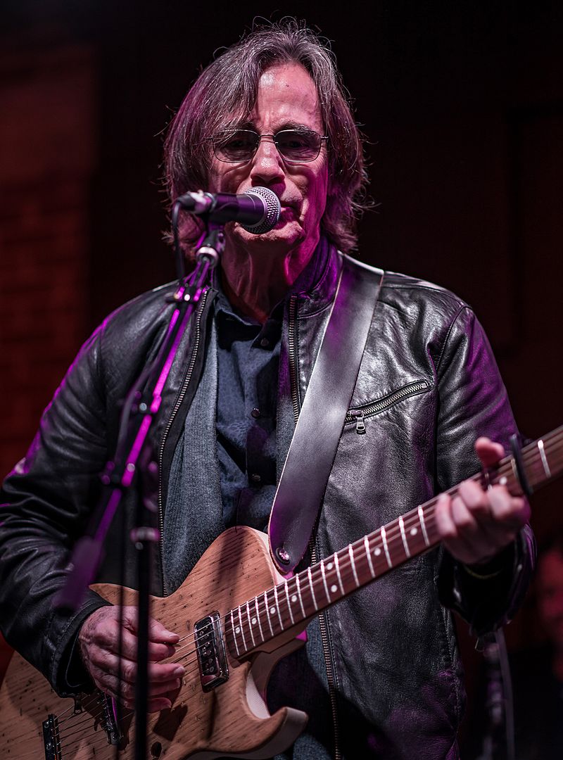 Jackson Browne performing live at the Unsung Heroes tribute, January 2017. | Source: Wikimedia Commons/Justin Higuchi