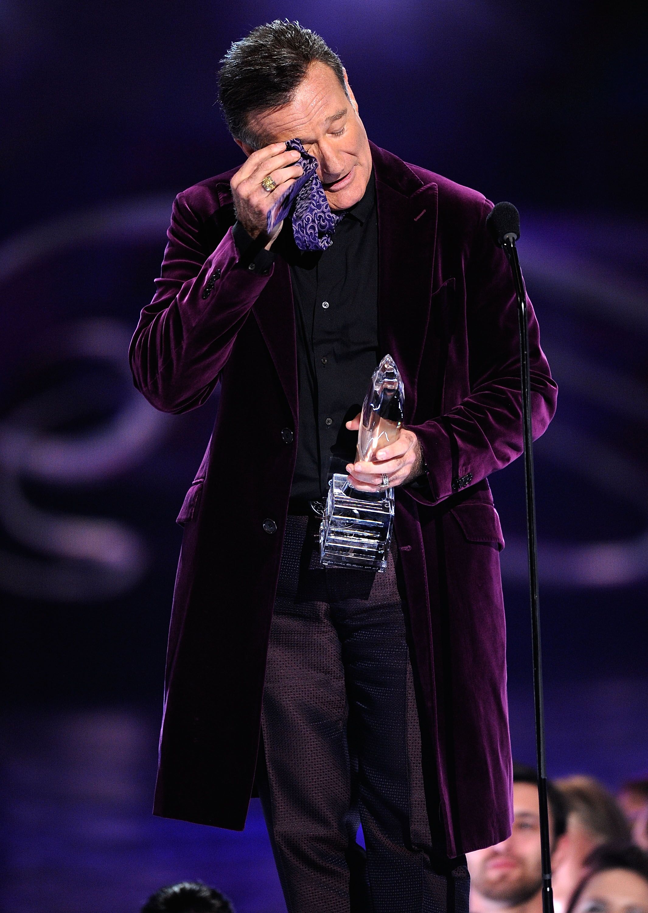  Robin Williams accepts the Favorite Scene Stealing Guest Star award. | Source: Getty Images