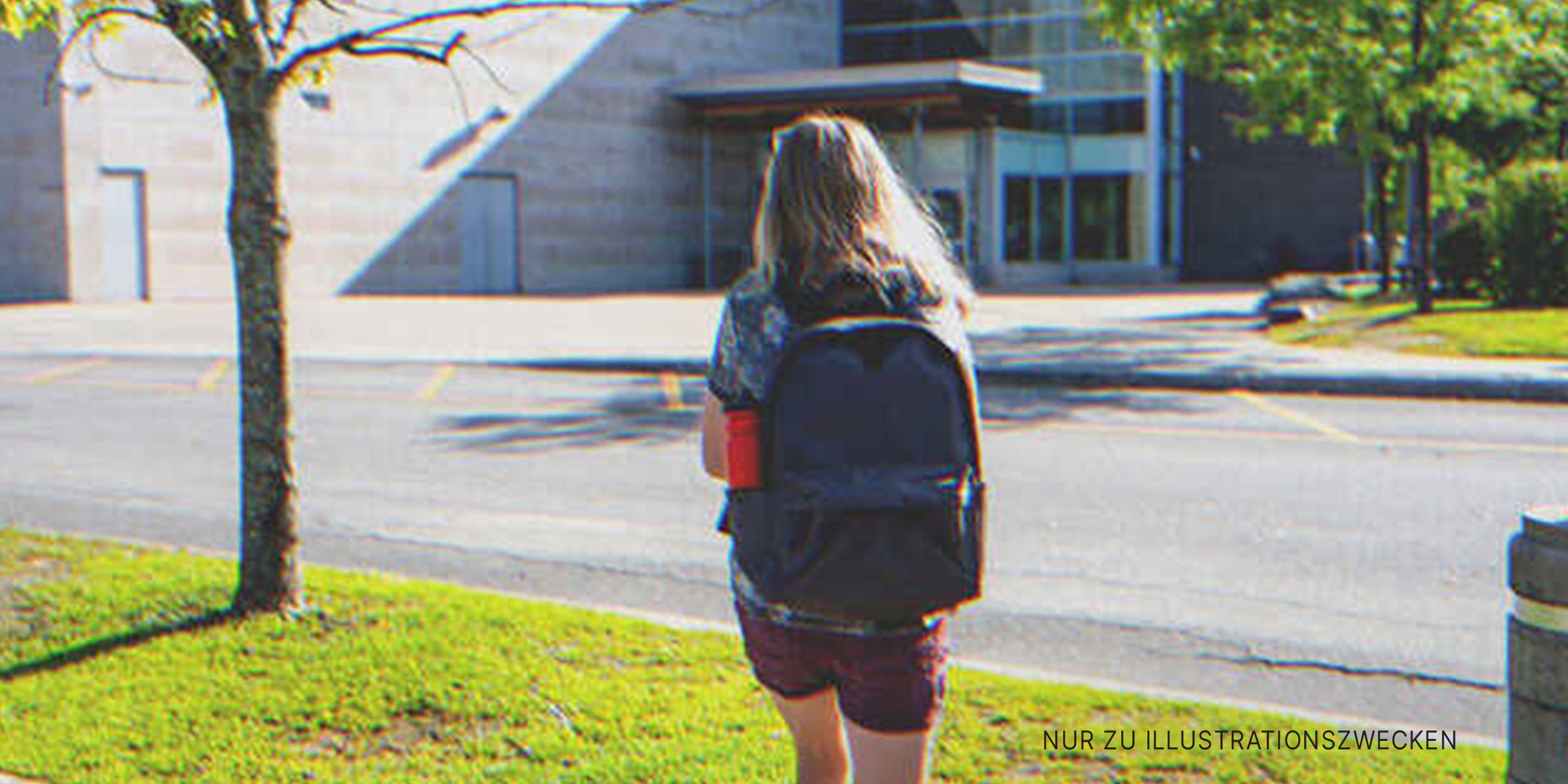 Ein junges Mädchen auf dem Weg zur Schule | Quelle: Shutterstock