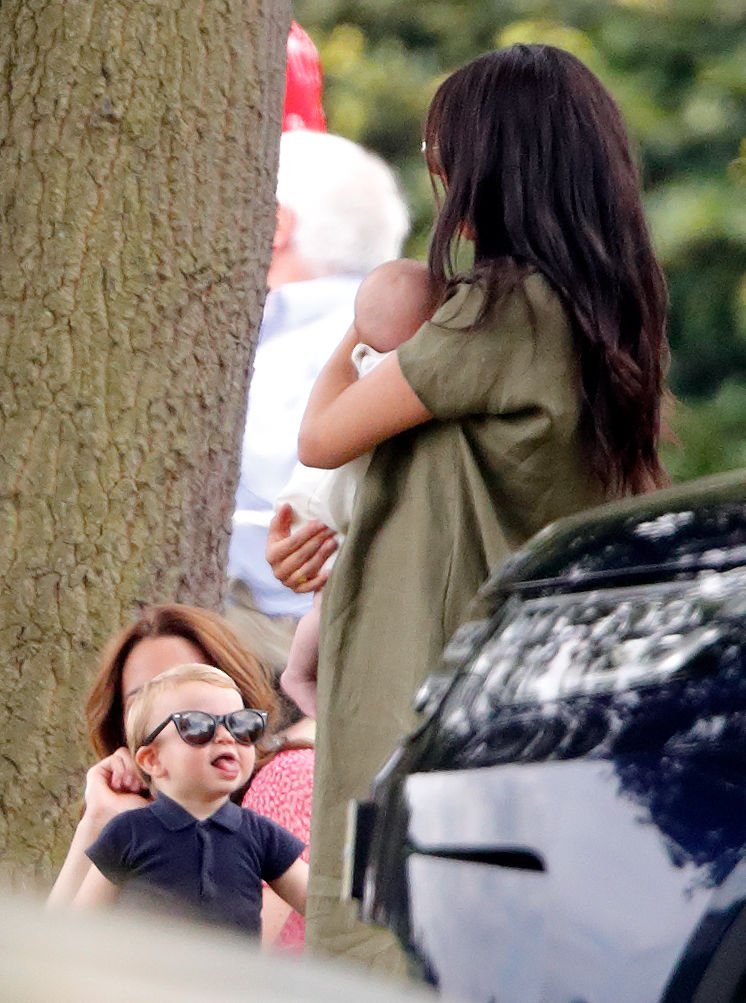El príncipe Louis con gafas oscuras hace muecas a su tía Meghan. | Foto: Getty Images
