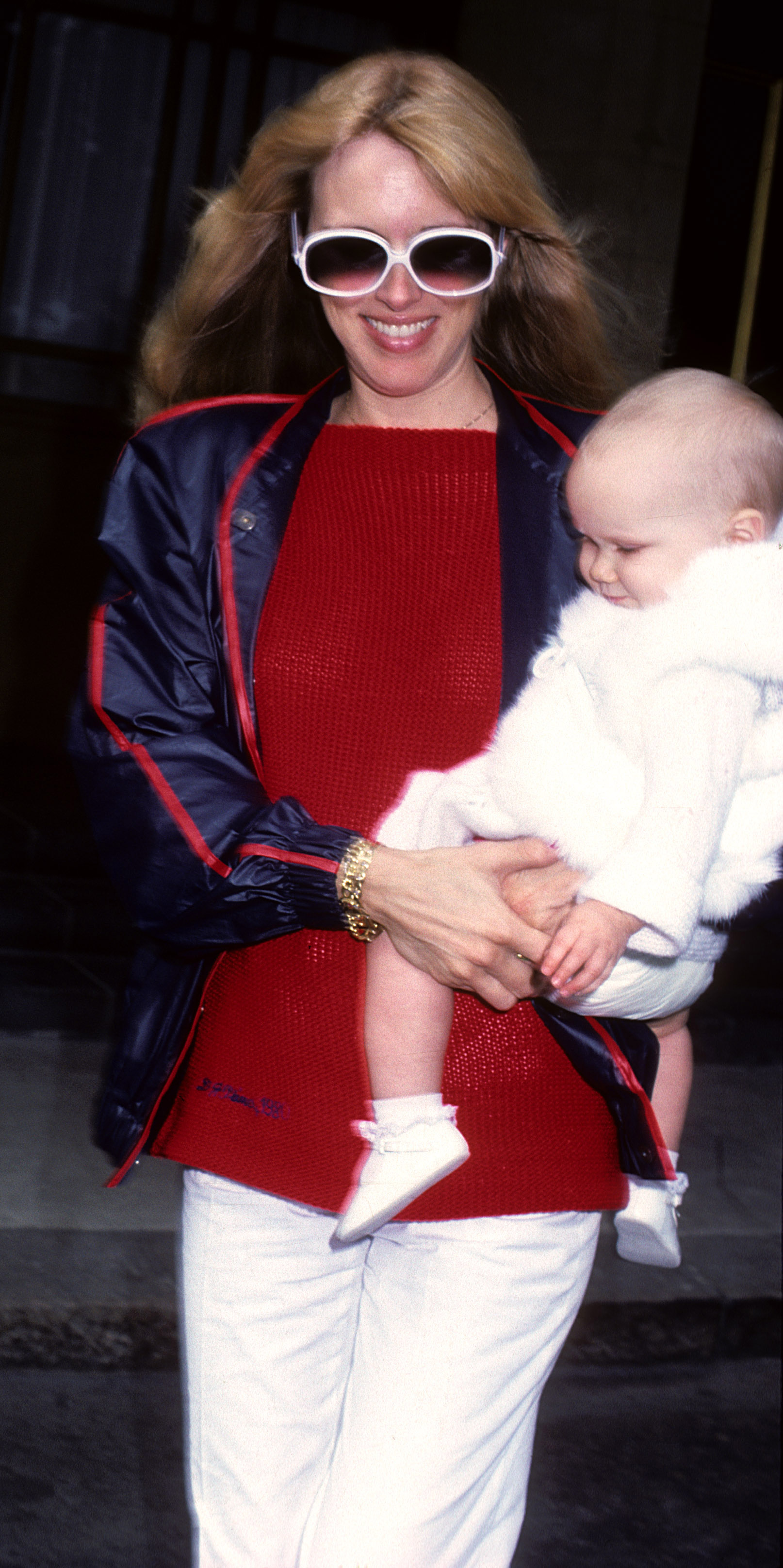 Alana Stewart and daughter Kimberly on May 5, 1980 | Source: Getty Images