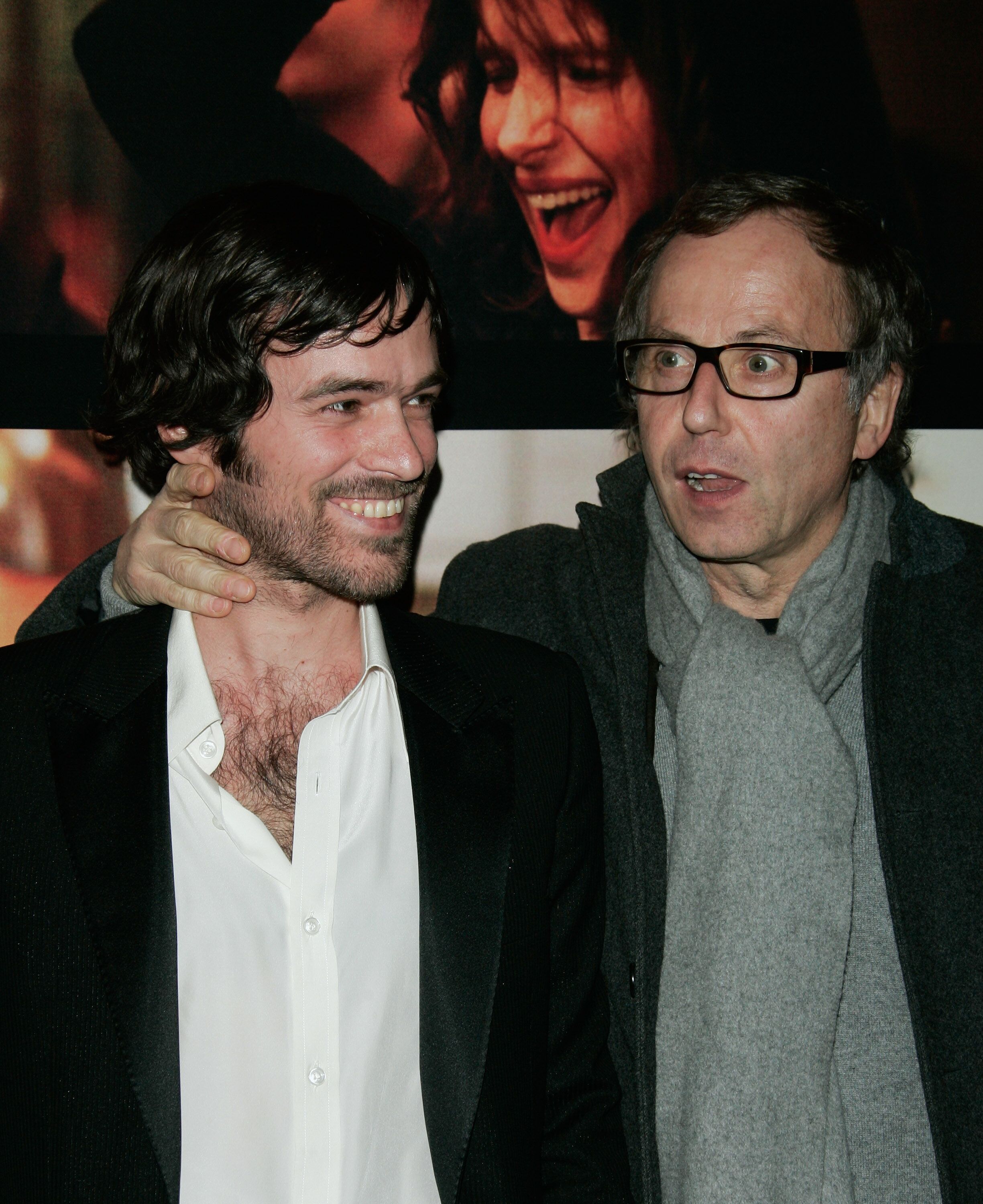 Romain Duris et Fabrice Luchini posent lors de la première de "Paris" le 11 février 2008 à Paris, France. | Photo : Getty Images