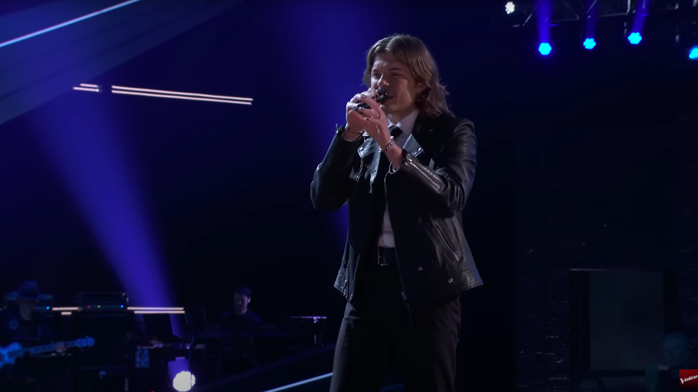 Ryan Mitchell singing passionately during the first Blind Auditions of Season 28 of "The Voice," posted on September 23, 2025. | Source: YouTube/The Voice