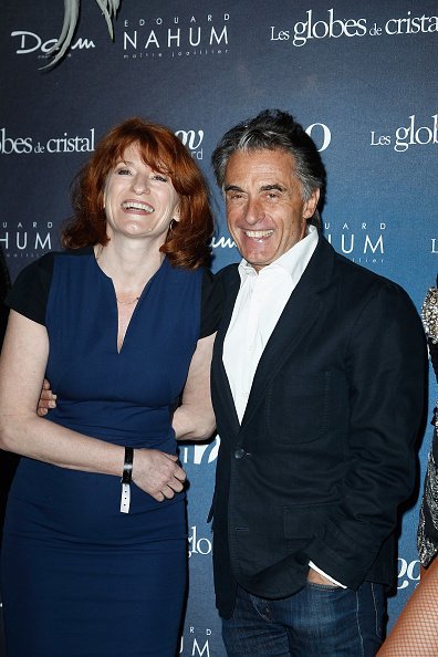  Gérard Holtz et son épouse Murielle Mayette Holtz assistent à la cérémonie de remise des Globes De Cristal 2014 au Lido à Paris, France. | Photo : Getty Image