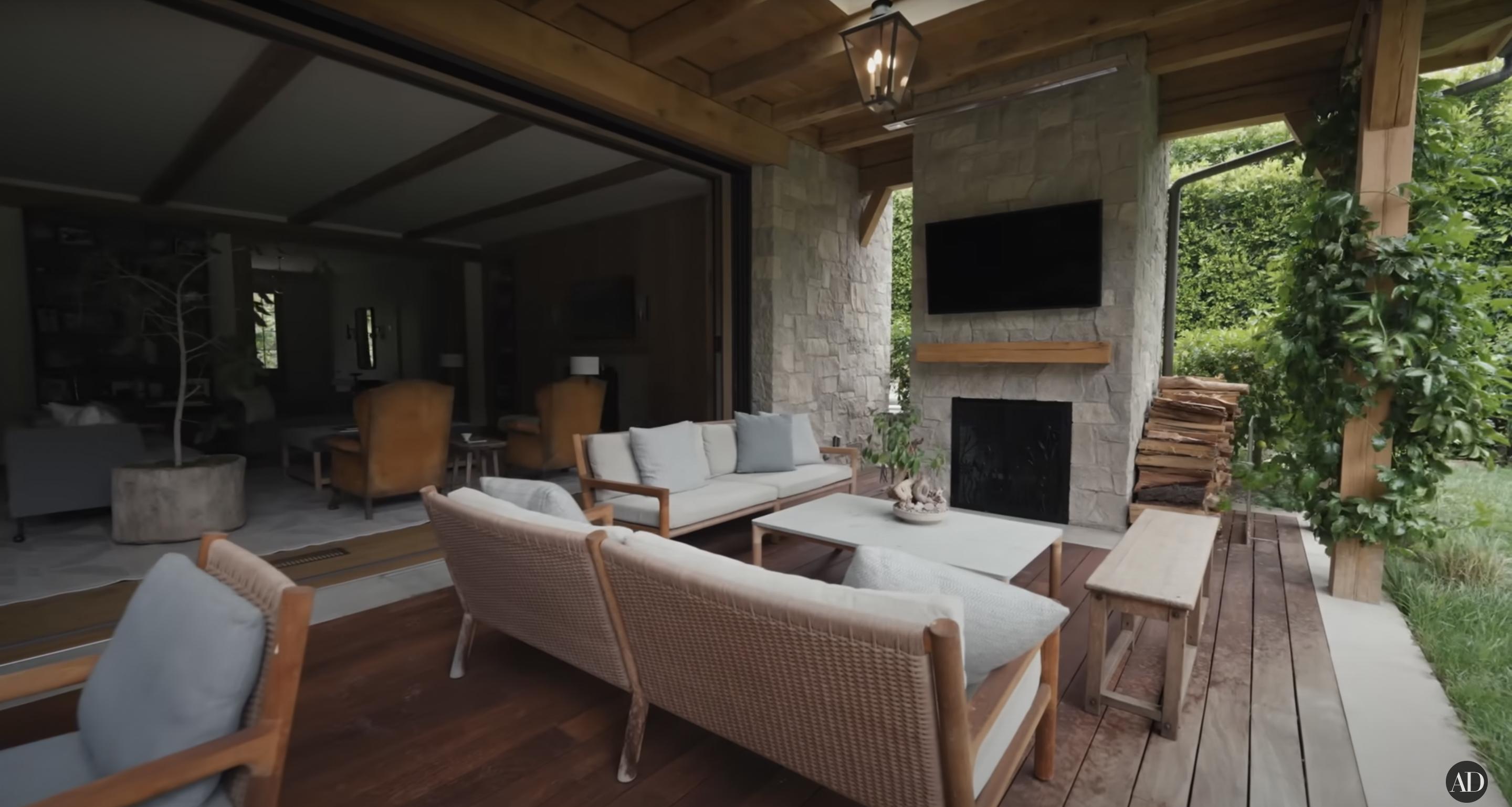 Jennifer Garner's pool house, dated September 3, 2024 | Source: YouTube/@Archdigest