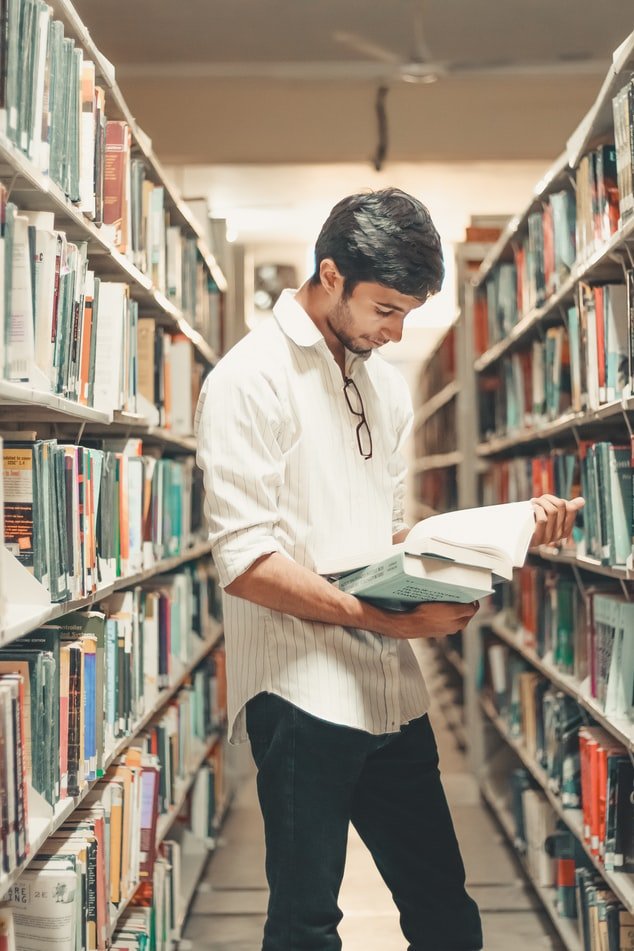 Ein Junge in der Bibliothek der Universität | Quelle: Unsplash