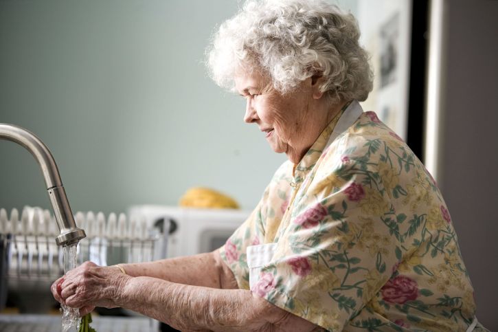 Señora lavando los víveres en el lavavajillas. | Foto: Pixnio