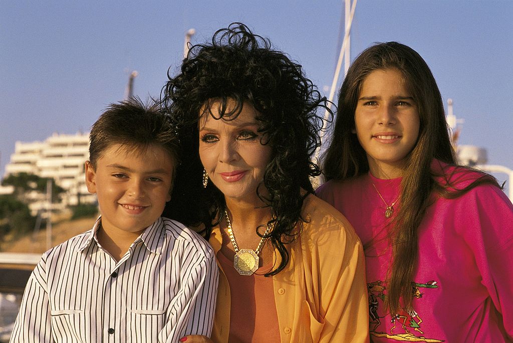 Sara Montiel junto a sus hijos Zeus y Thais. | Foto: Getty Images Sara Montiel junto a sus hijos Zeus y Thais. | Foto: Getty Images