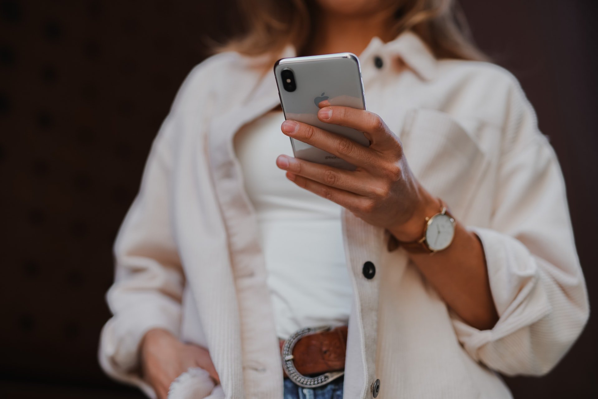 She picked her phone to check the news | Source: Unsplash