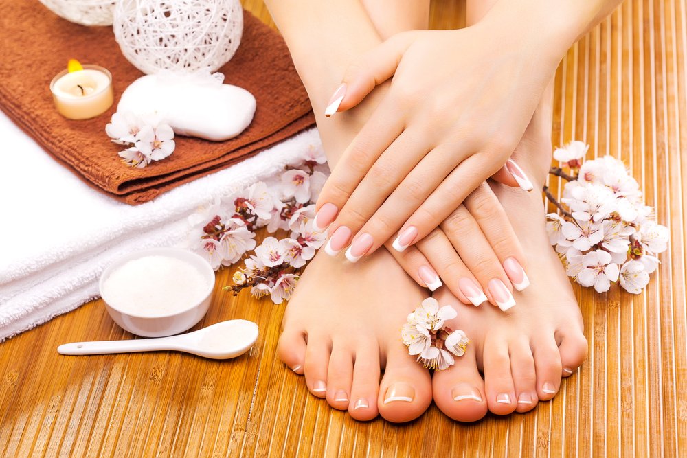 Manicura y pedicura francesa. | Foto: Shutterstock