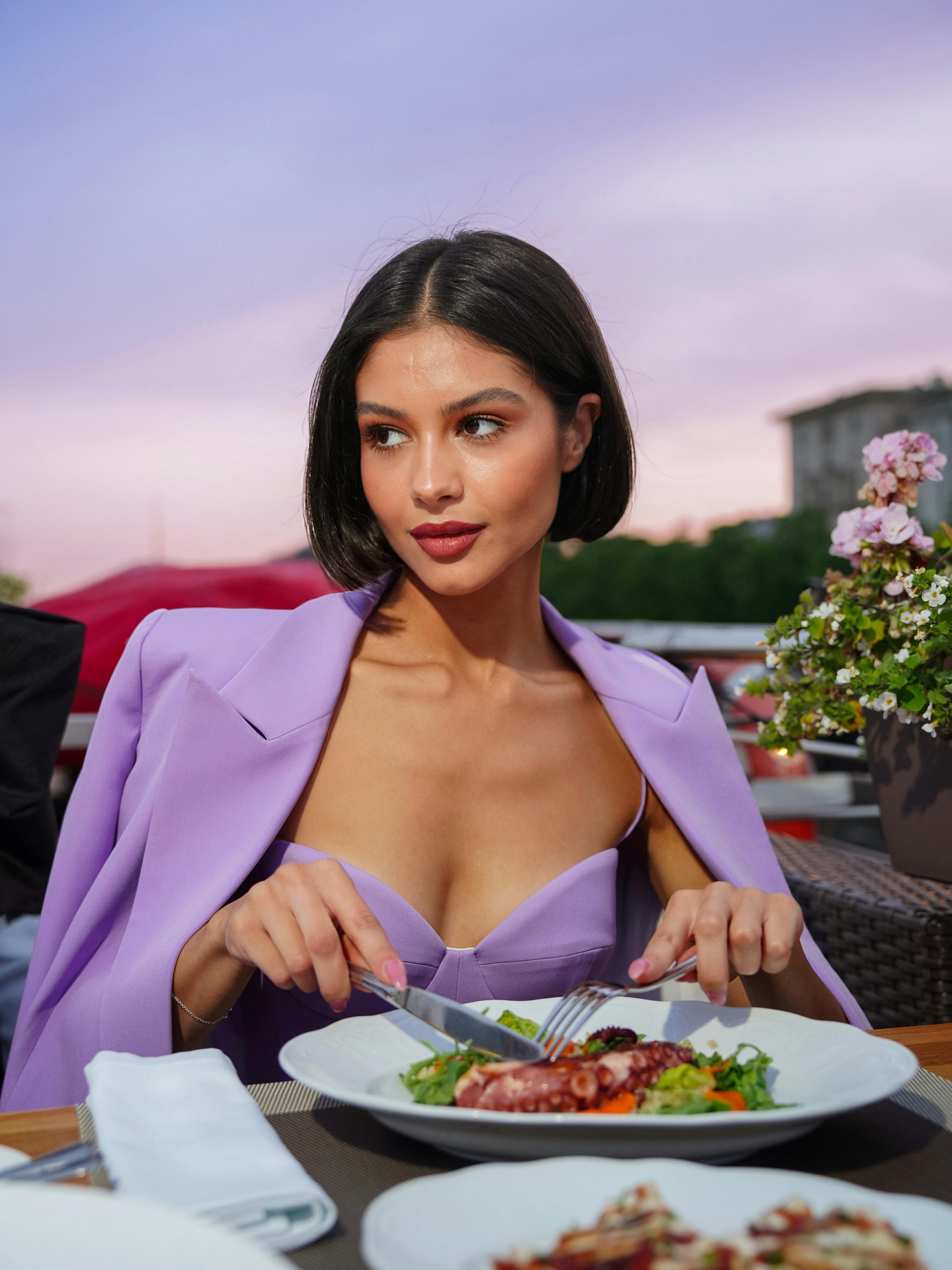 A woman giving off an attitude while eating a meal | Source: Pexels