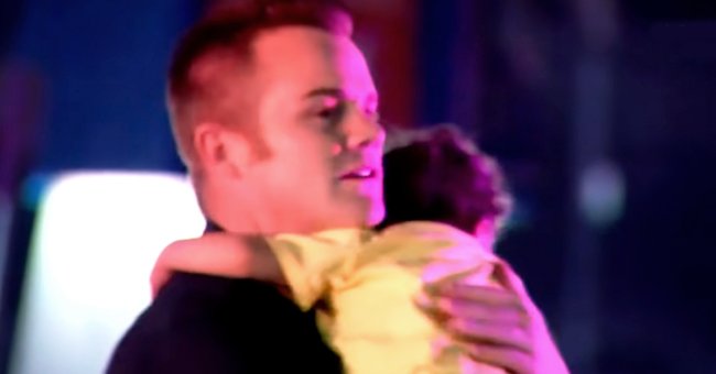 Police officer comforts a baby after his mom fled the accident scene and left him behind | Photo: Youtube/Inside Edition