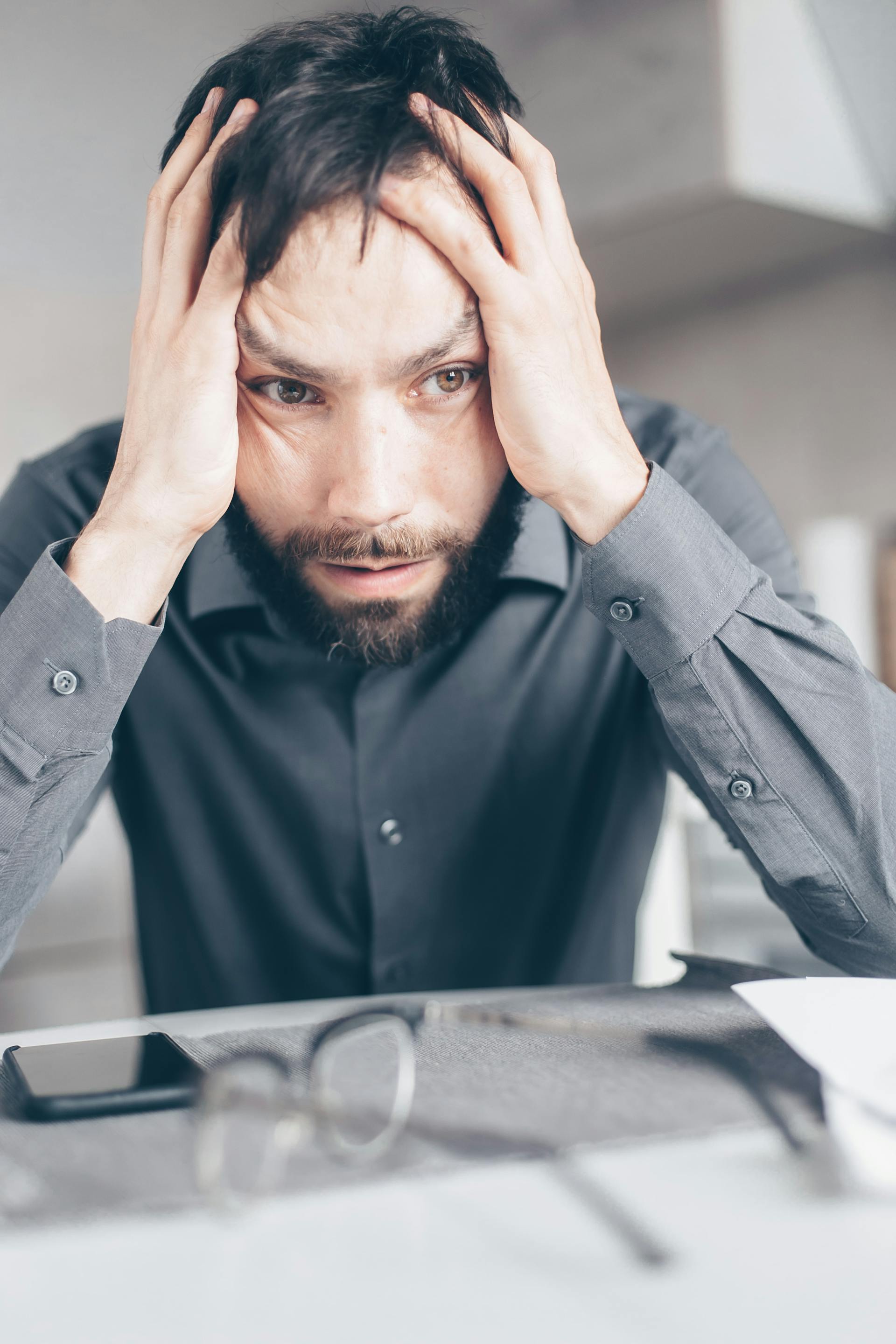 A frustrated man holding his head | Source: Pexels