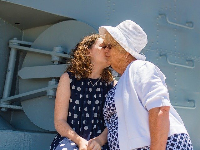 Young girl kisses elderly woman on cheek | Photo: Pixabay