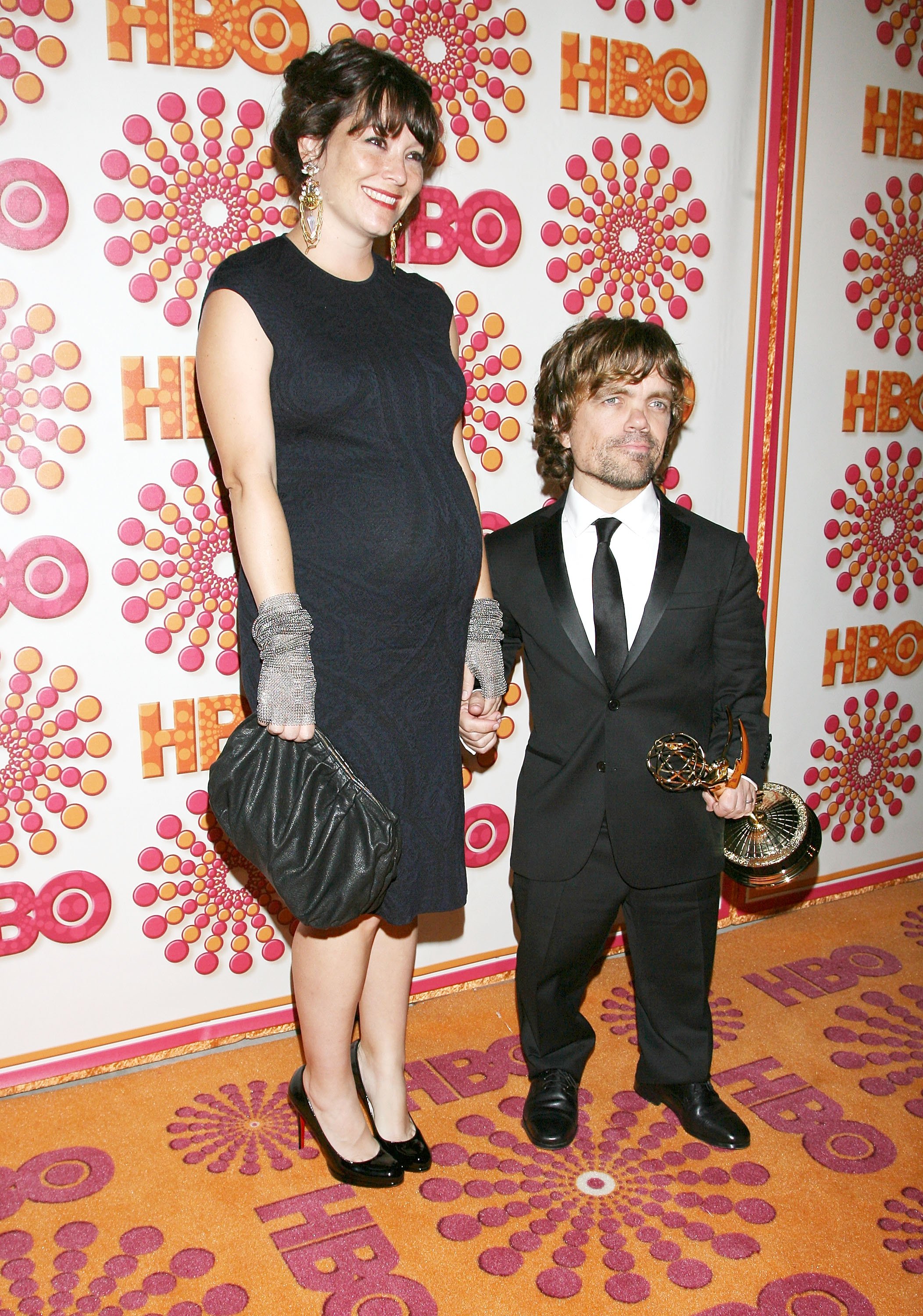 Peter Dinklage y Erica Schmidt el 18 de septiembre de 2011 en Los Ángeles, California | Foto: Getty Images