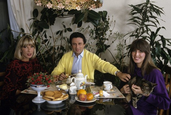 Michel DRUCKER, son épouse Dany SAVAL et sa belle -fille Stéphanie JARRE, prenant le thé avec des gateaux. |Photo : Getty Images