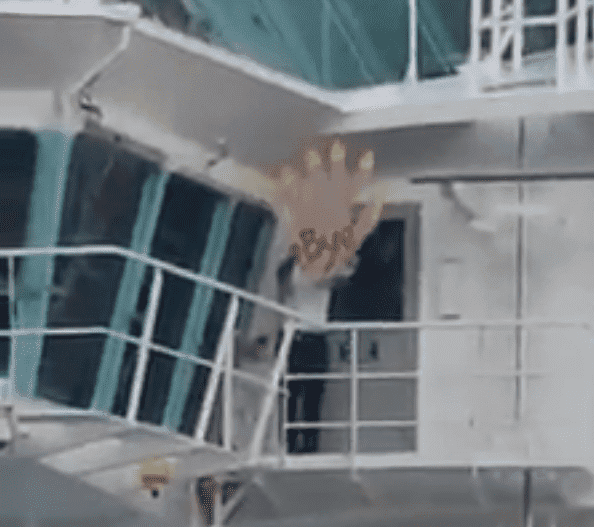 Freedom of the Seas Cruise Ship crew member waves goodbye with a giant fake hand | Photo: Facebook/Cruceros Puerto Rico