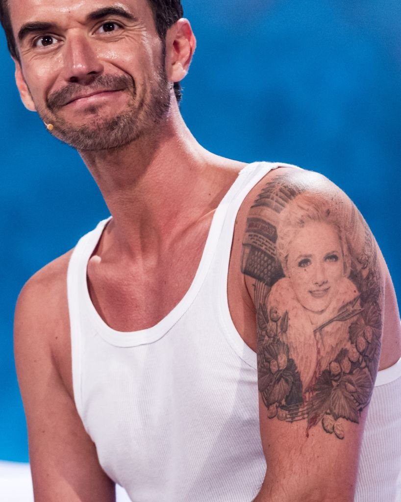 Florian Silbereisen präsentiert die Live-TV-Show "Die Besten im Sommer" und zeigt auf seinem linken Oberarm eine Tätowierung von Helene Fischer. Foto: Andreas Lander. I Quelle: Bildallianz über Getty Images