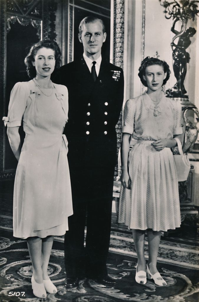 Le prince Philip, la Reine Elizabeth II et la Princesse Margaret en septembre 1947. l Source : Getty Images