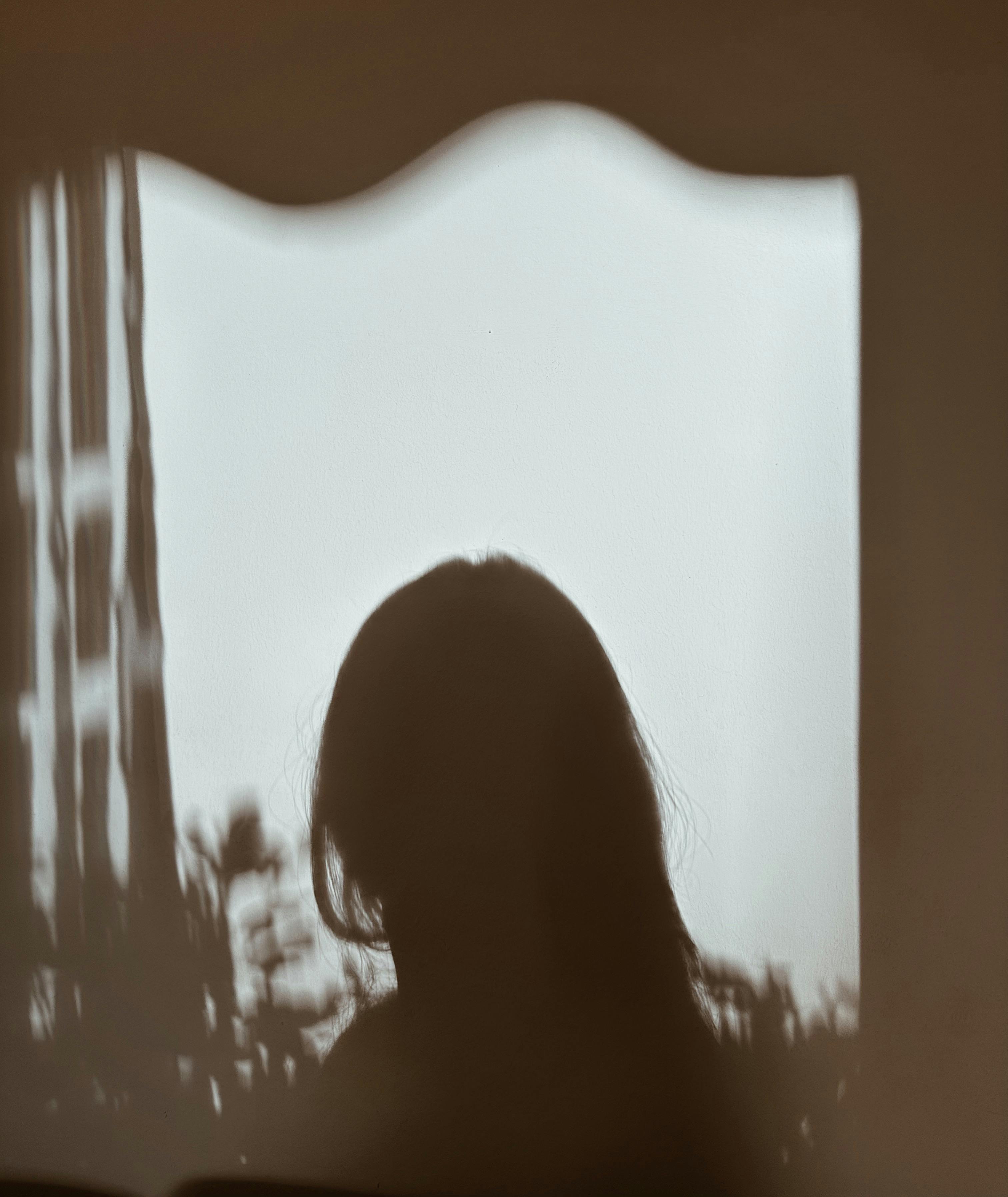 A reflection of a womans silhouette by the window | Source: Pexels