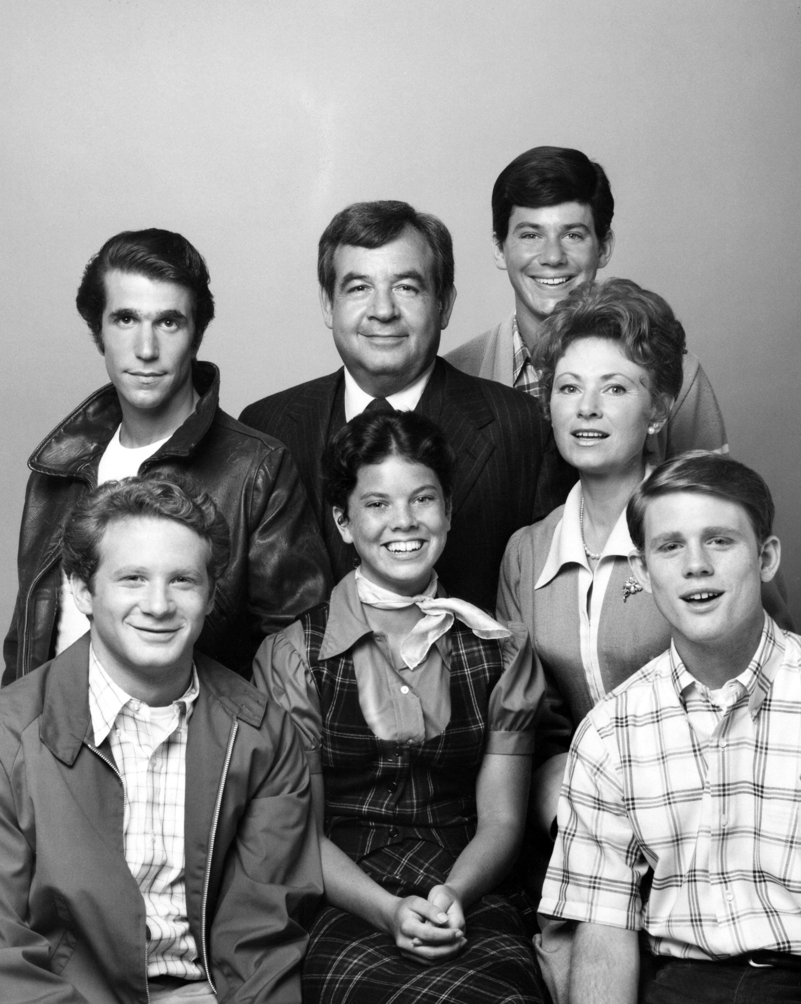 Henry Winkler, Tom Bosley, Anson Williams, Marion Ross, Donny Most, Erin Moran, Ron Howard on "Happy Days" Season three, July 1975 | Source: Getty Images
