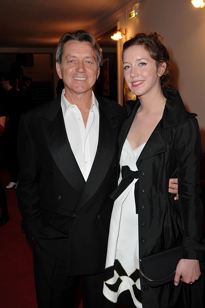 Bernard Giraudeau avec sa fille Sara Giraudeau lors de la 23e cérémonie des prix Molière, qui s'est tenue au Théâtre de Paris. | Photo : Getty Images