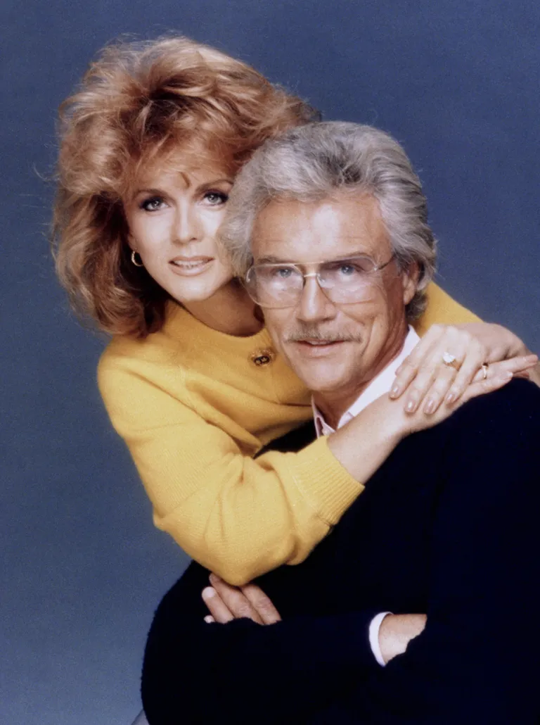 Ann-Margret et Roger Smith posent pour un portrait en 1985 à Los Angeles, Californie. | Source : Getty Images