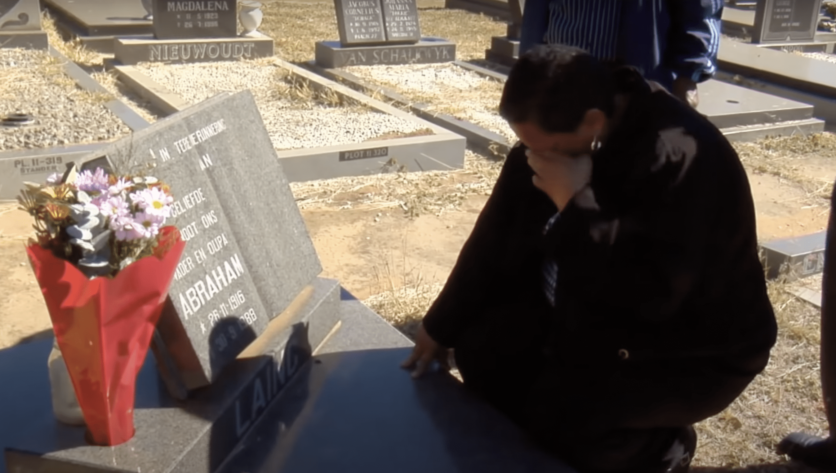 Sandra breaks down at her father's grave. | Source: YouTube.com/Our Life