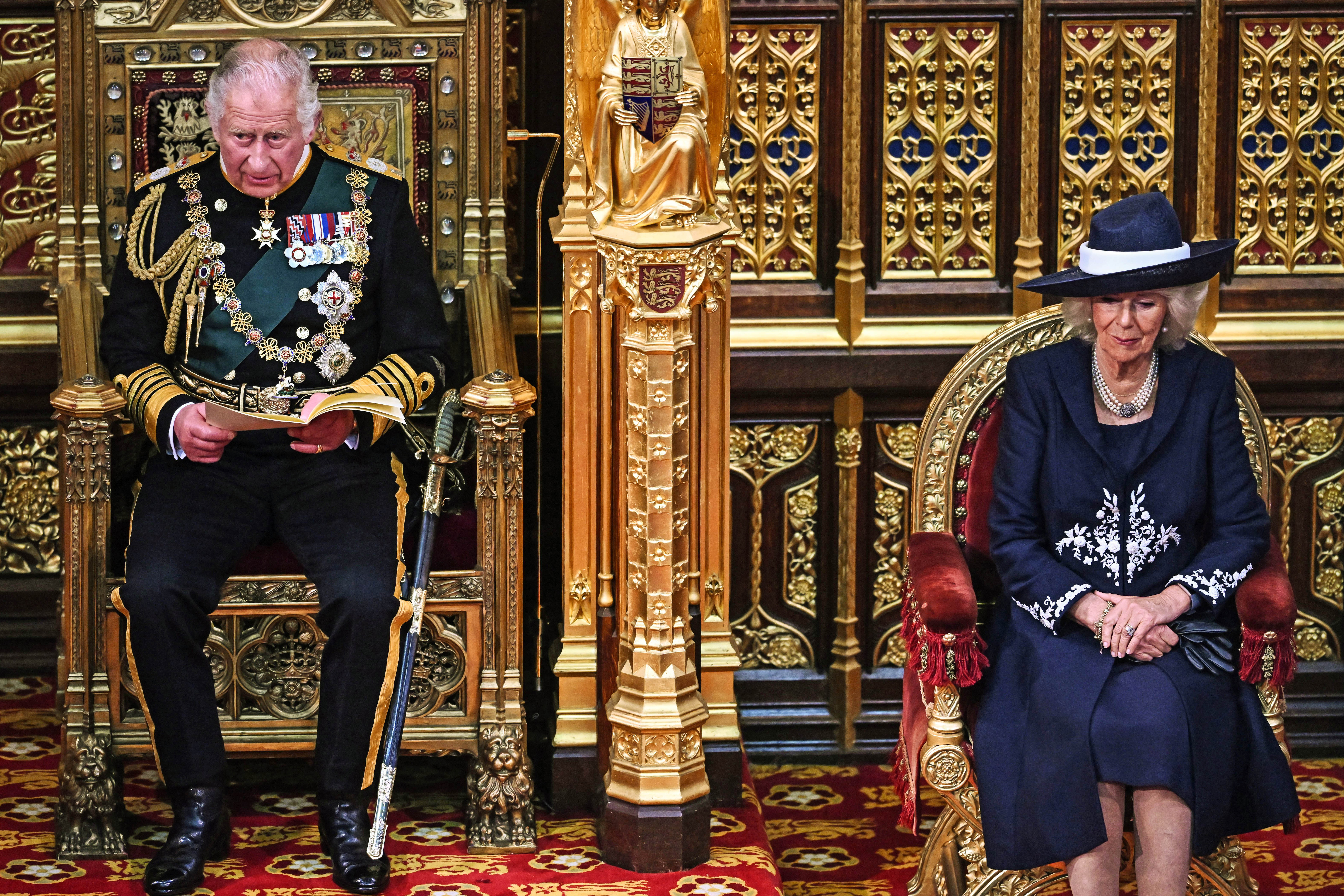 Le Prince Charles lit le discours de la Reine alors qu'il est assis aux côtés de son épouse Camilla, duchesse de Cornouailles, dans la chambre de la Chambre des Lords, lors de l'ouverture officielle du Parlement, au Palais de Westminster, le 10 mai 2022 à Londres, en Angleterre | Source : Getty Images