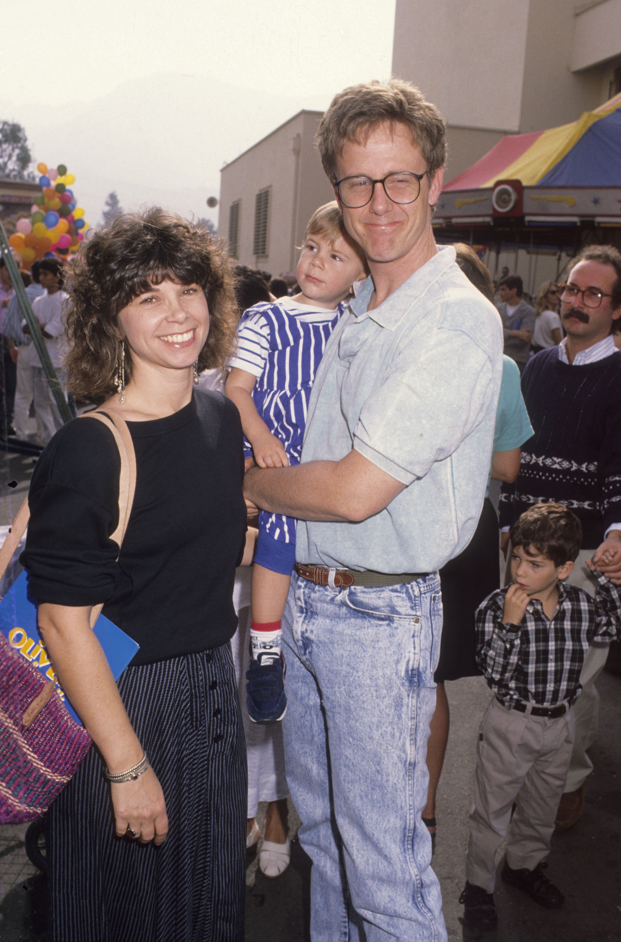 Harry Anderson, wife Leslie Pollack and son Dashiell Anderson attend the premiere of "Oliver and Company" on November 6, 1988 at Disney Studios | Source: Getty Images