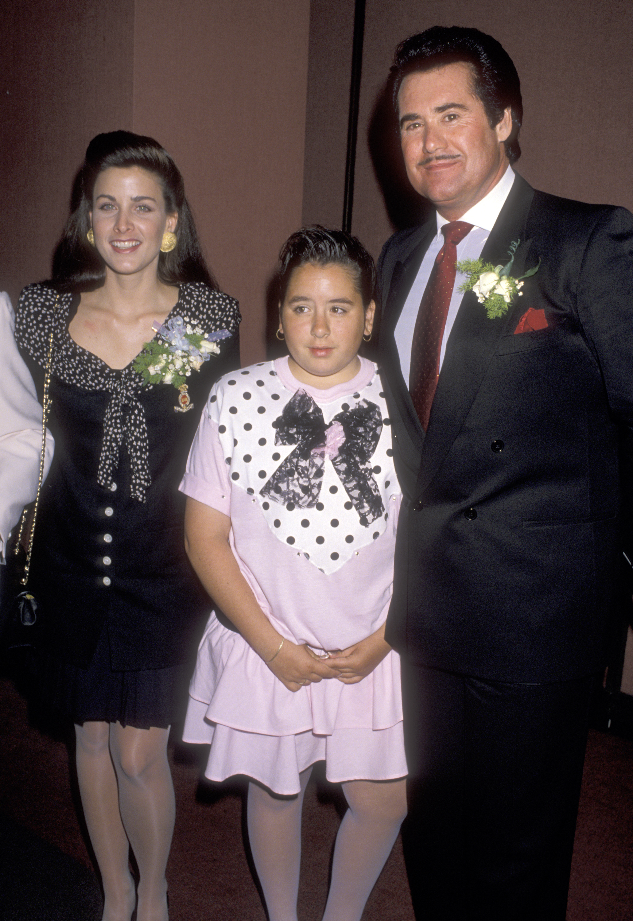 Marla Heasley, Wayne Newton, and his daughter Erin Newton at the West Coast Father's Day Council's Fathers of the Year Awards Luncheon on June 6, 1989, in Los Angeles, California | Source: Getty Images