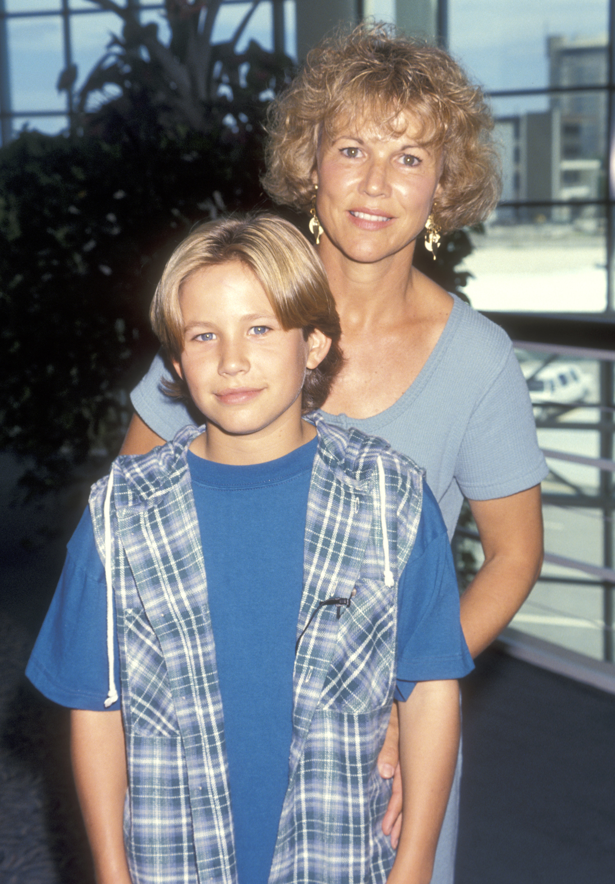 Actor Jonathan Taylor Thomas and mother Claudine Weiss attend the 1994 Blockbuster World Video Game Championship on August 21, 1994, in Fort Lauderdale, Florida. | Source: Getty Images