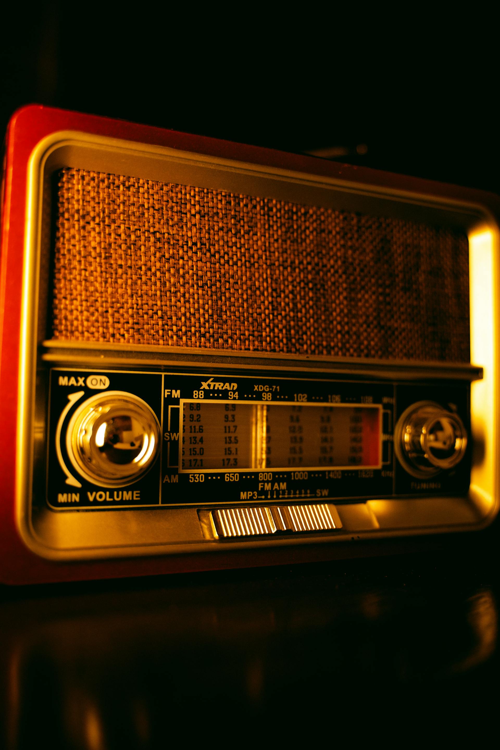 Close-up shot of a radio set | Source: Pexels