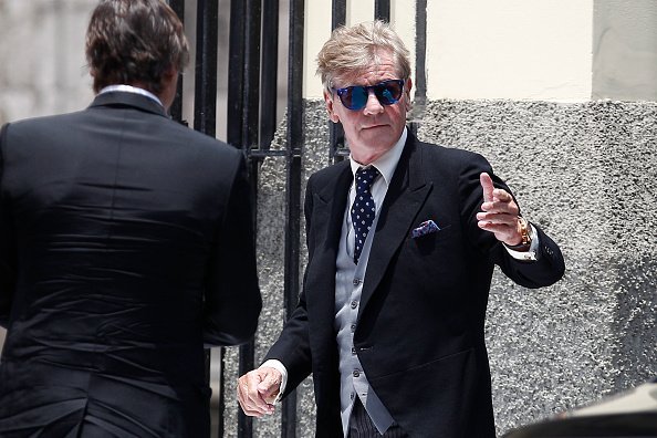 Le Prince Ernst August de Hanovre fait des gestes lors du mariage de son fils le Prince Christian de Hanovre avec Alessandra de Osma à la Basilique San Pedro | Photo : GettyImage Le Prince Ernst August de Hanovre fait des gestes lors du mariage de son fils le Prince Christian de Hanovre avec Alessandra de Osma à la Basilique San Pedro | Photo : GettyImage