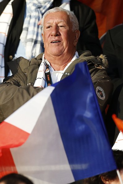 Stéphane Collaro assiste au match de Ligue 1 entre le FC Lorient et le Paris Saint-Germain (PSG). |Photo : Getty Images.