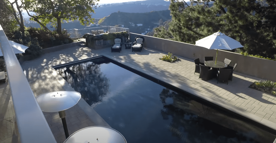 Pool area of Jane Fonda's $8.5 million Beverly Hills mansion. | Photo: YouTube/Open House TV