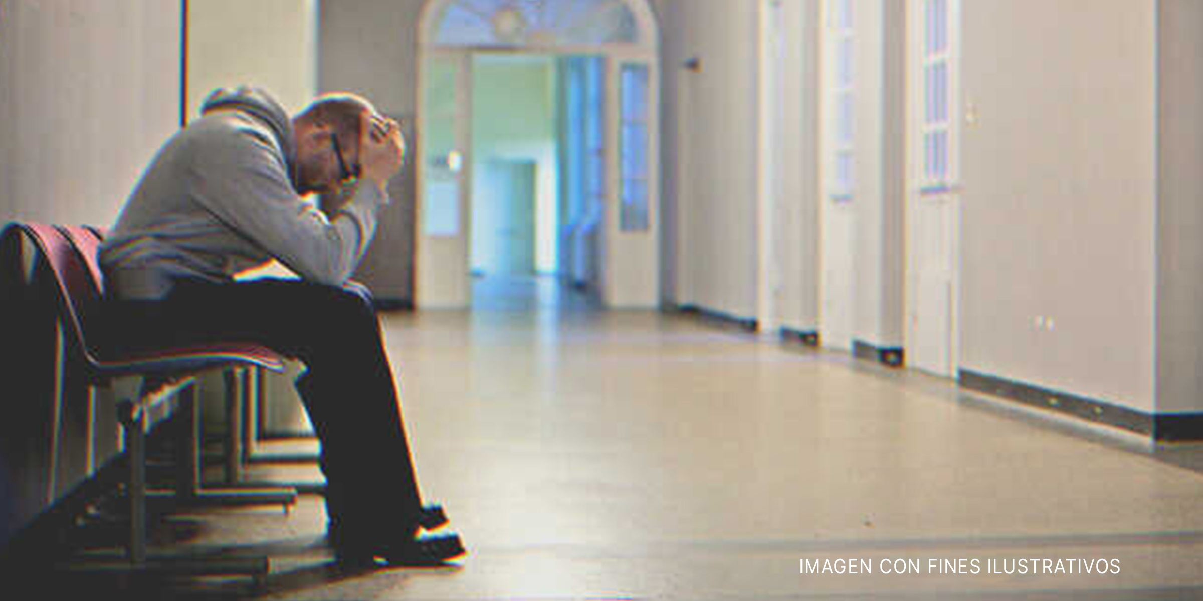 Hombre preocupado a las puertas de una habitación de hospital. | Foto: Getty Images