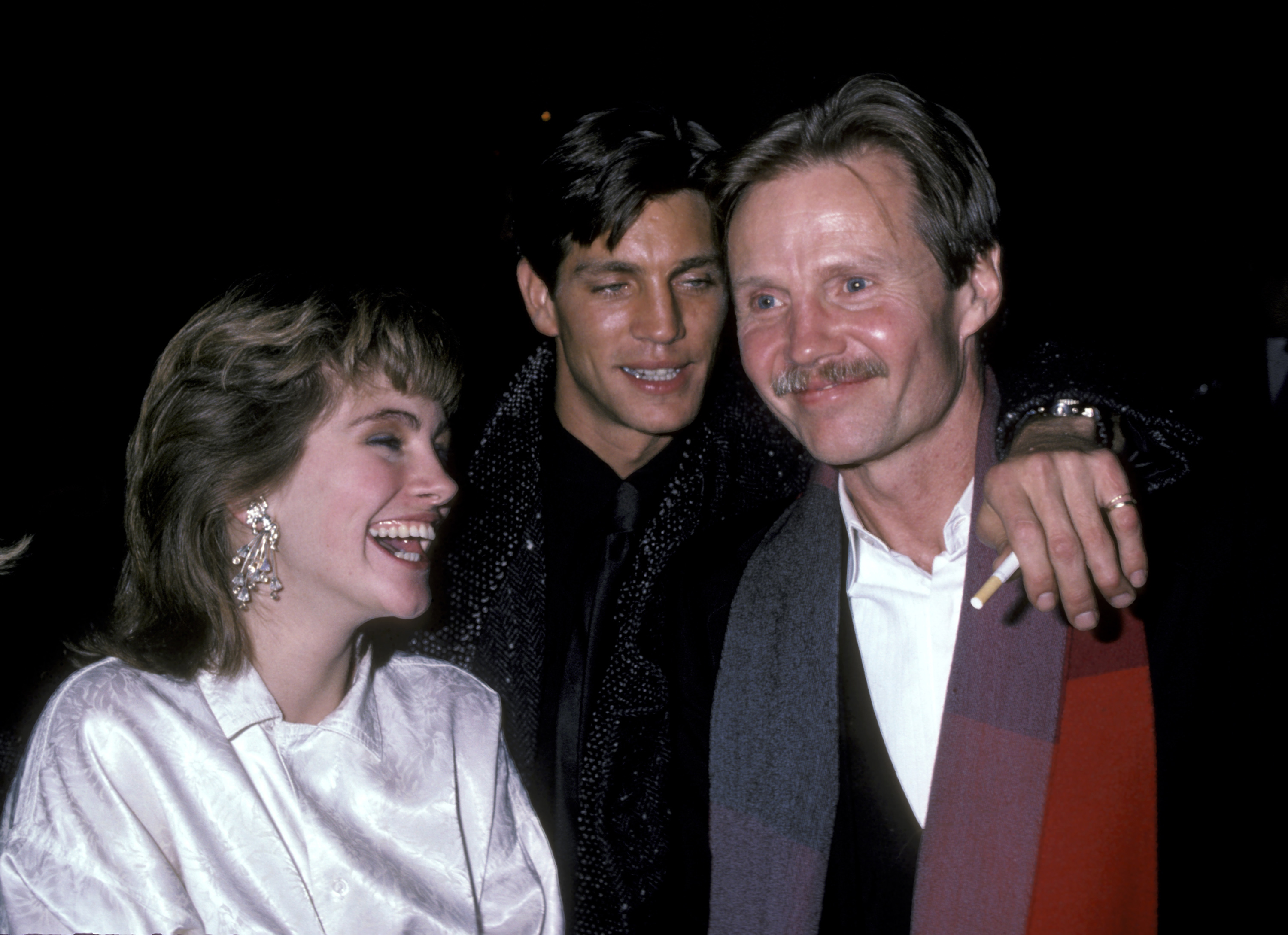Julia and Eric Roberts with Jon Voigt at the premiere of "Runaway Train" and "Fool For Love" in 1985. | Source: Getty Images