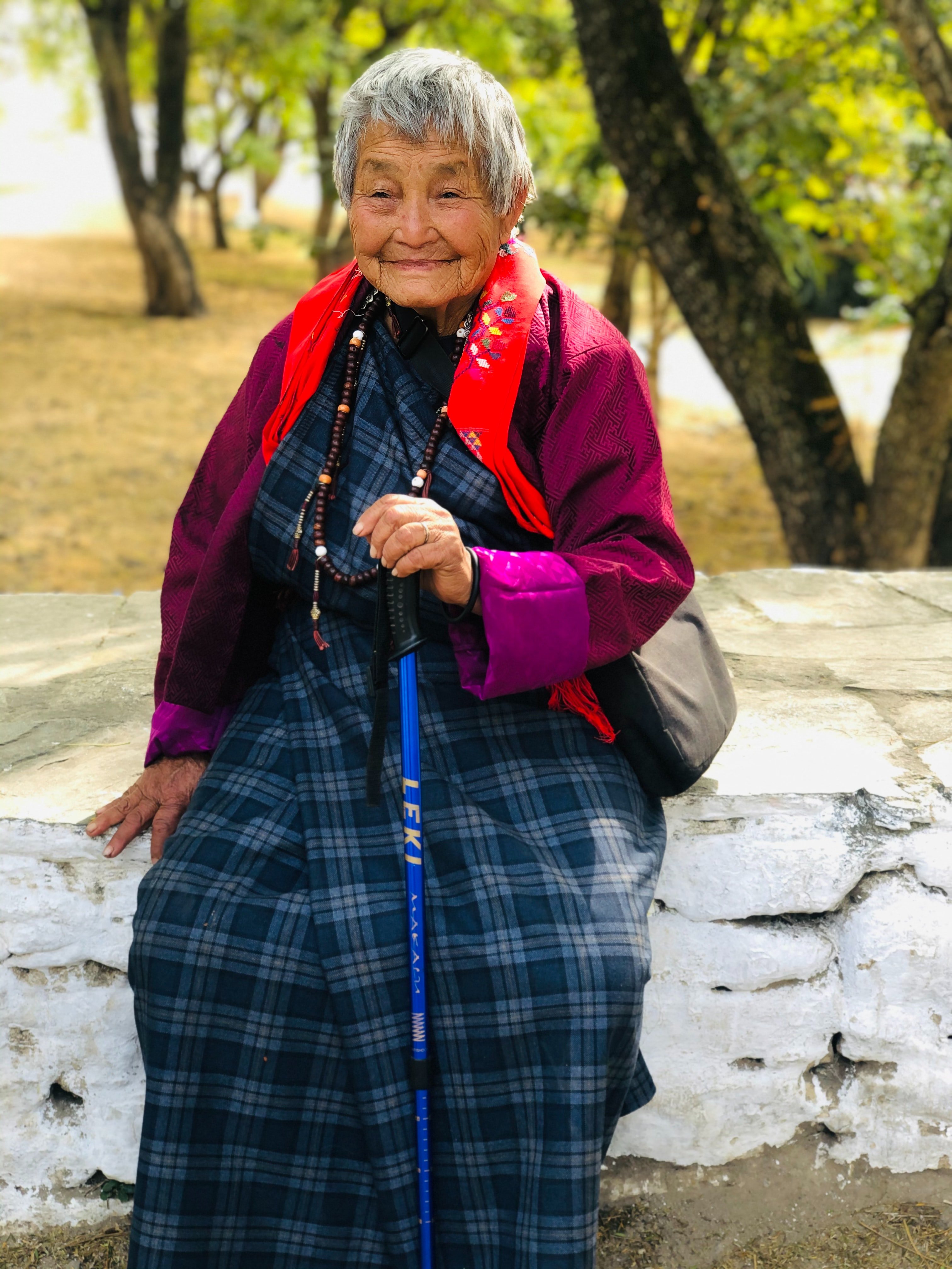 Una mujer mayor sonrie con dulzura. | Foto: Unsplash
