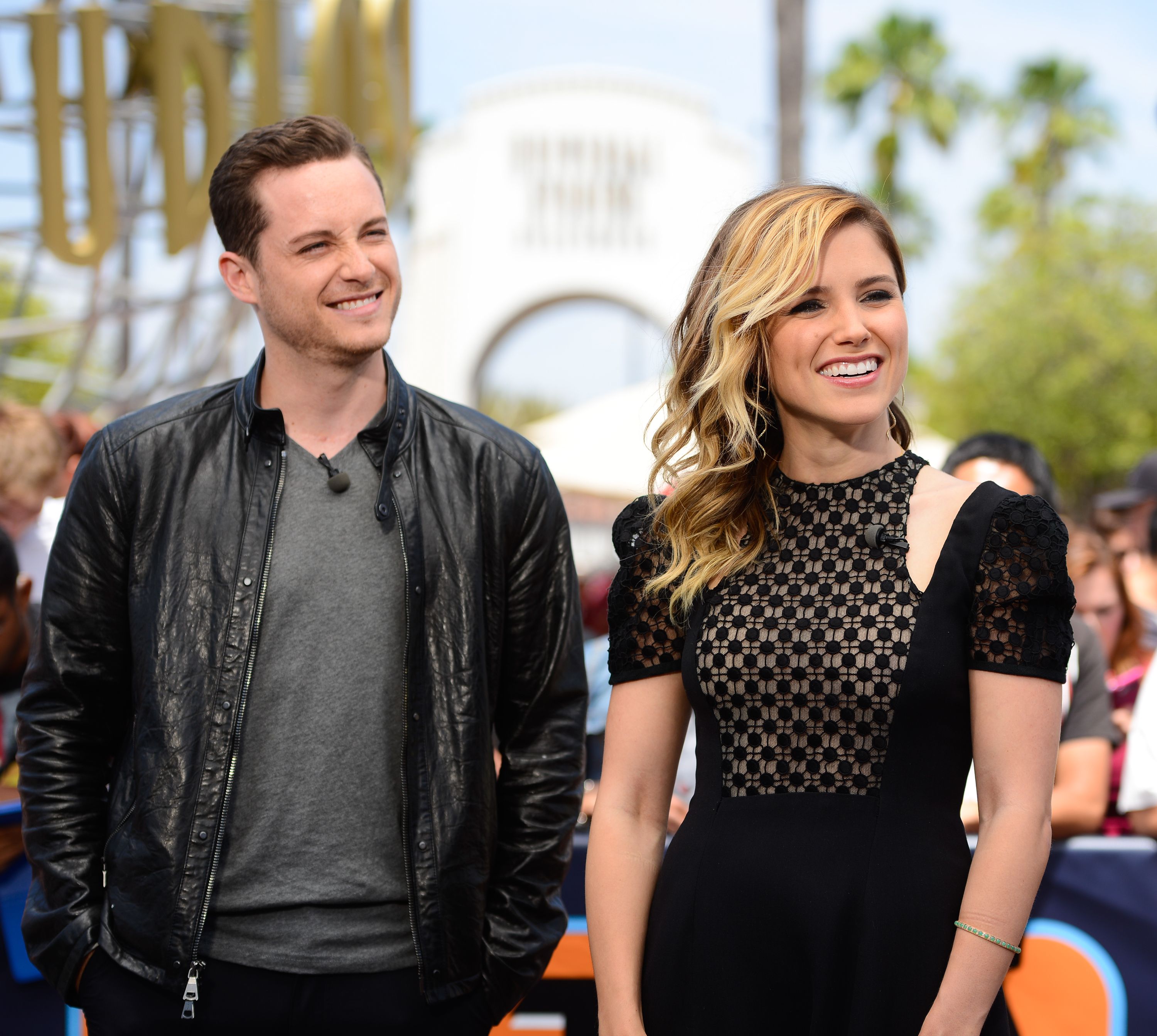 Jesse Lee Soffer and Sophia Bush visit "Extra" at Universal Studios Hollywood on May 19, 2014, in Universal City, California | Photo: Noel Vasquez/Getty Images